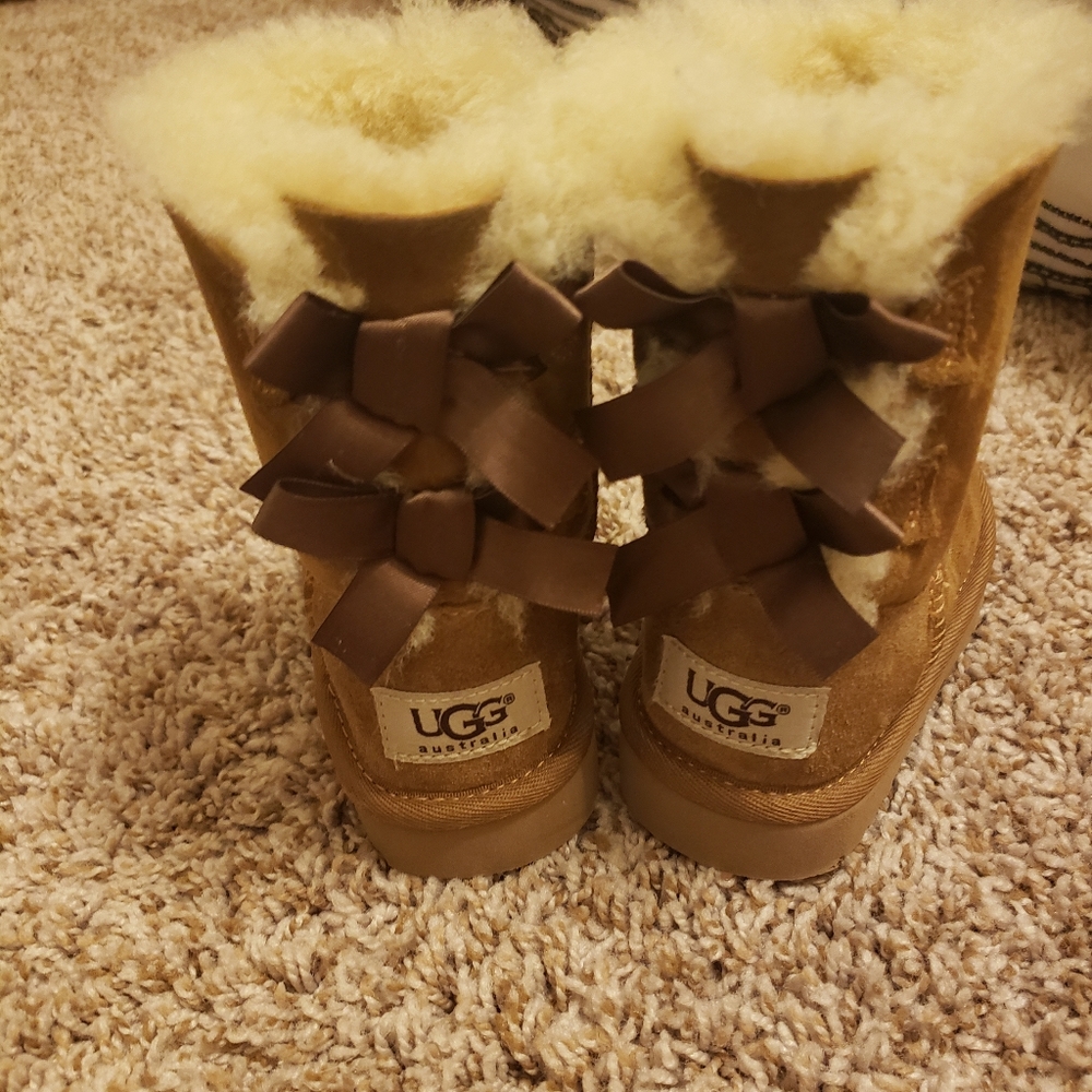Little Girls Bailey Bow Ugg Boots - size 8